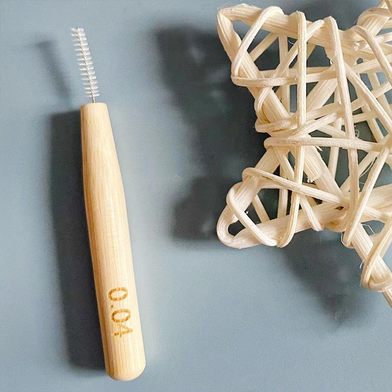 30 brossettes interdentaires avec manche en bambou