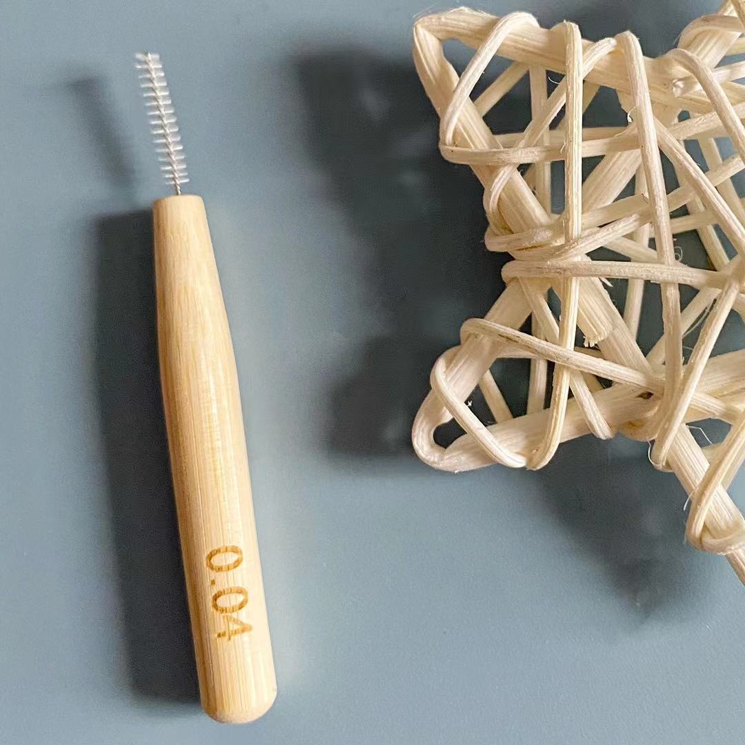 30 brossettes interdentaires avec manche en bambou