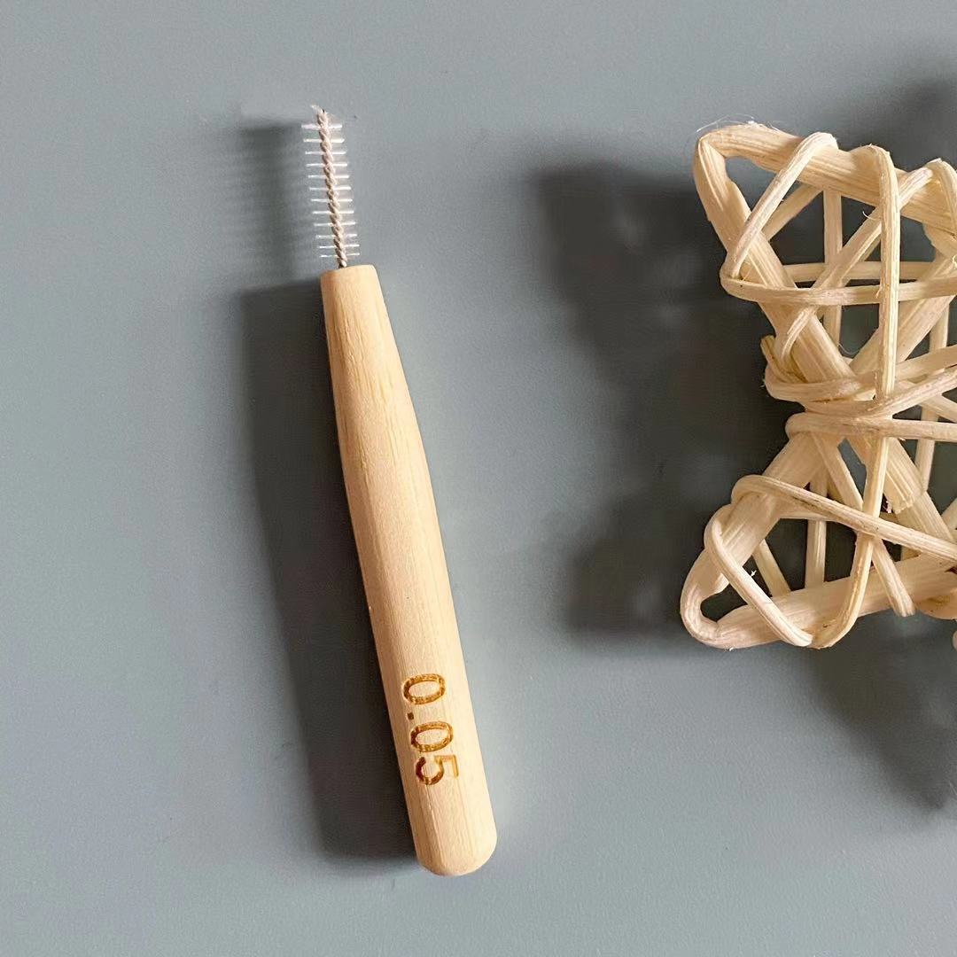 30 brossettes interdentaires avec manche en bambou