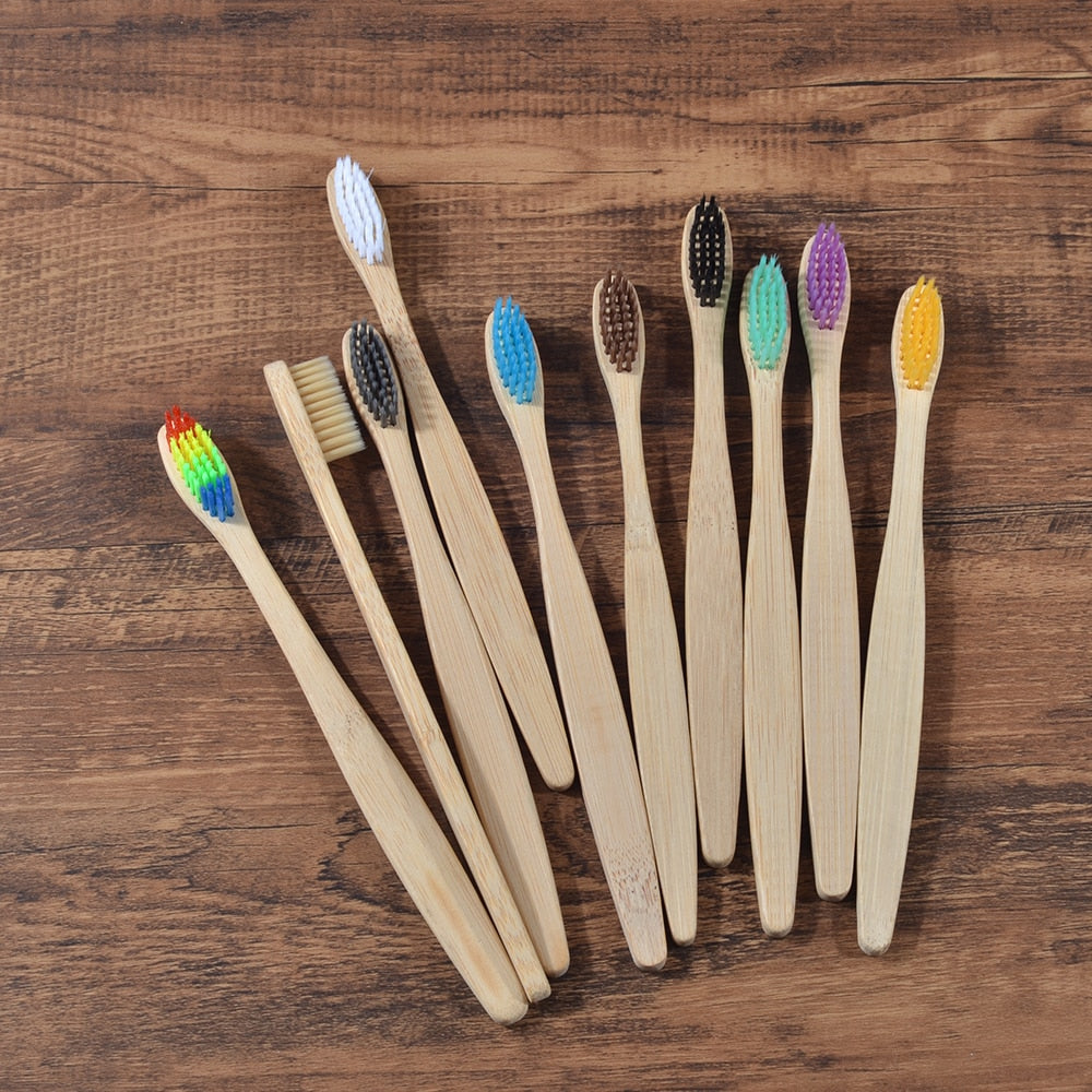 Ensemble de brosses à dents en bambou naturel