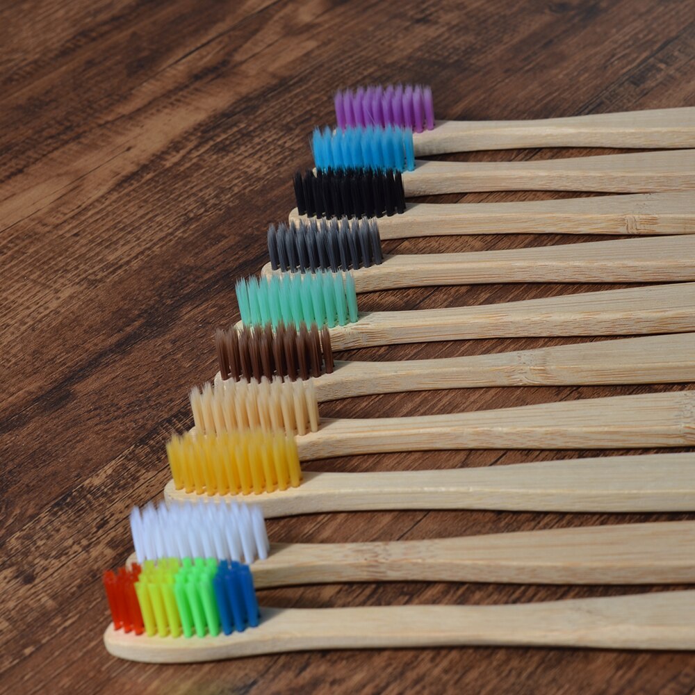 Ensemble de brosses à dents en bambou naturel